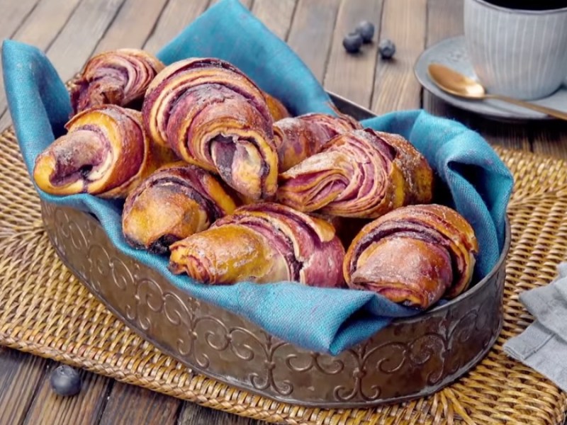 Knusprige Blaubeer-Croissants in einem Brotkorb.