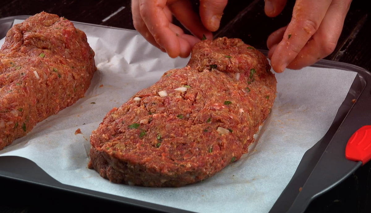 Aus Hackfleisch wird ein FuÃƒÅ¸ geformt