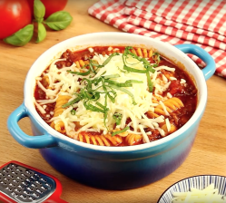 Topf mit Lasagne-Suppe auf Tisch