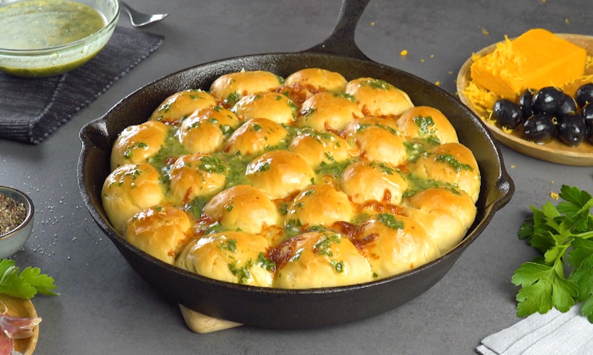 Hefebrötchen in Knoblauchsoße in einer Pfanne.