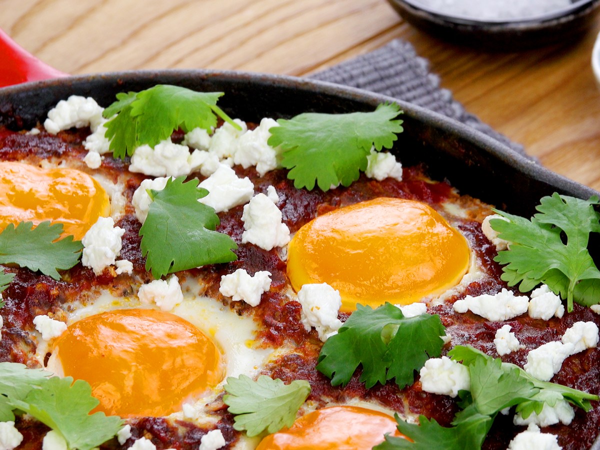 Gusseiserne Pfanne mit Hackfleischpfanne mit Feta und Ei gefüllt