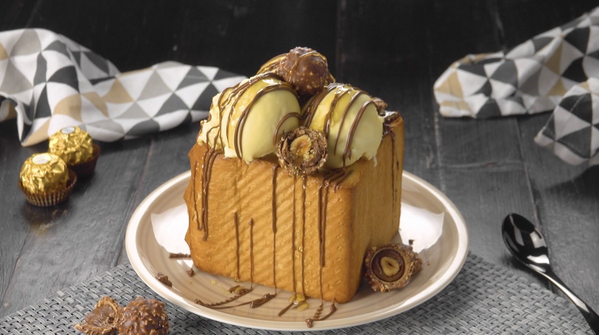 Japanischer Brick-Toast mit SchokoladensoÃŸe, Eis und Ferrero-Rocher-Kugeln