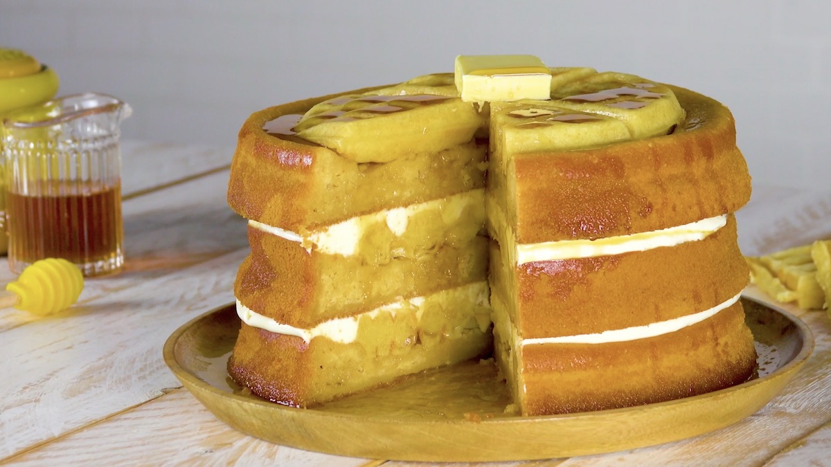 Angeschnittener Waffelkuchen mit Creme-FÃ¼llung und geschmolzener Butter