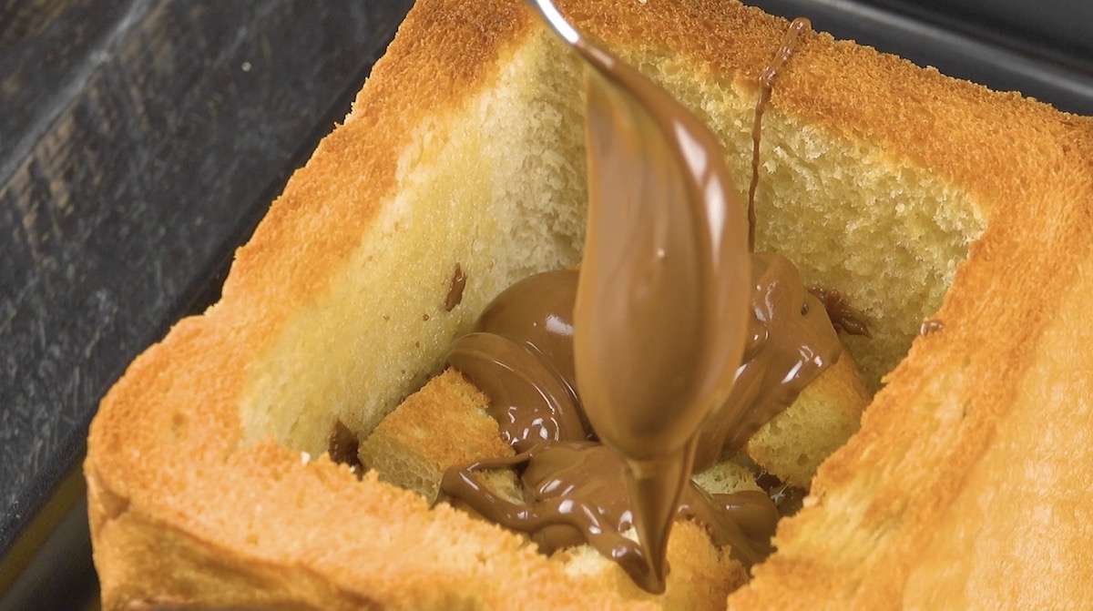 ToaststÃ¼cke und Nutella werden in den Brick-Toast gegeben