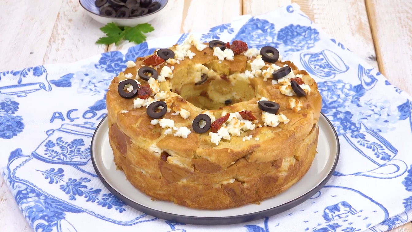 MilchbrÃ¶tchen-Partybrot mit getrockneten Tomaten, schwarzen Oliven und Feta