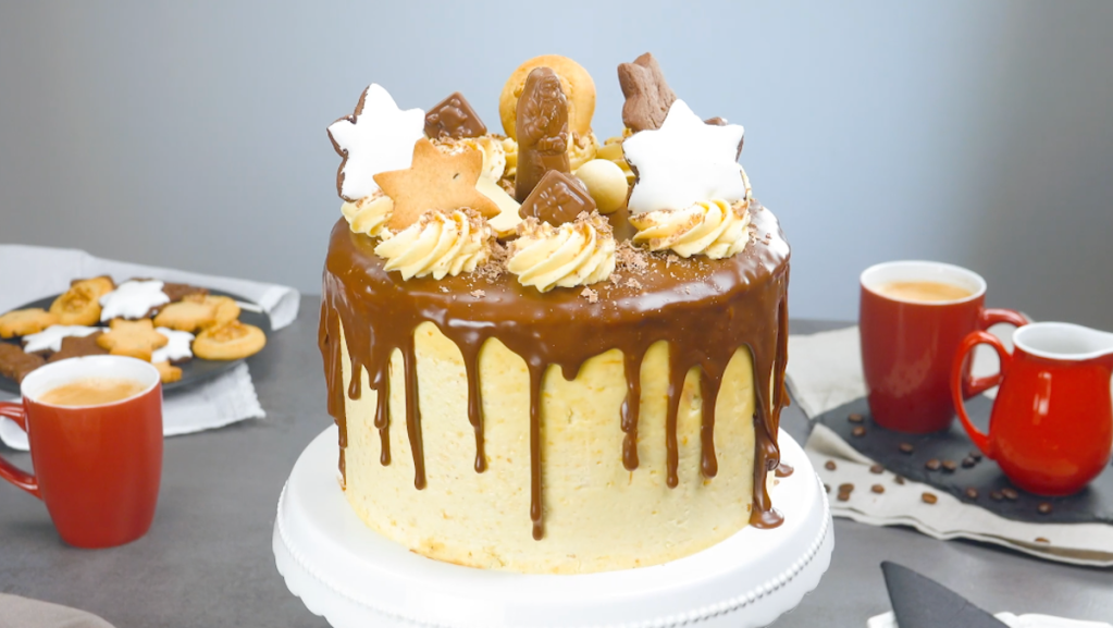 Schokokuchen mit &uuml;brig gebliebenen Weihnachtsleckereien.