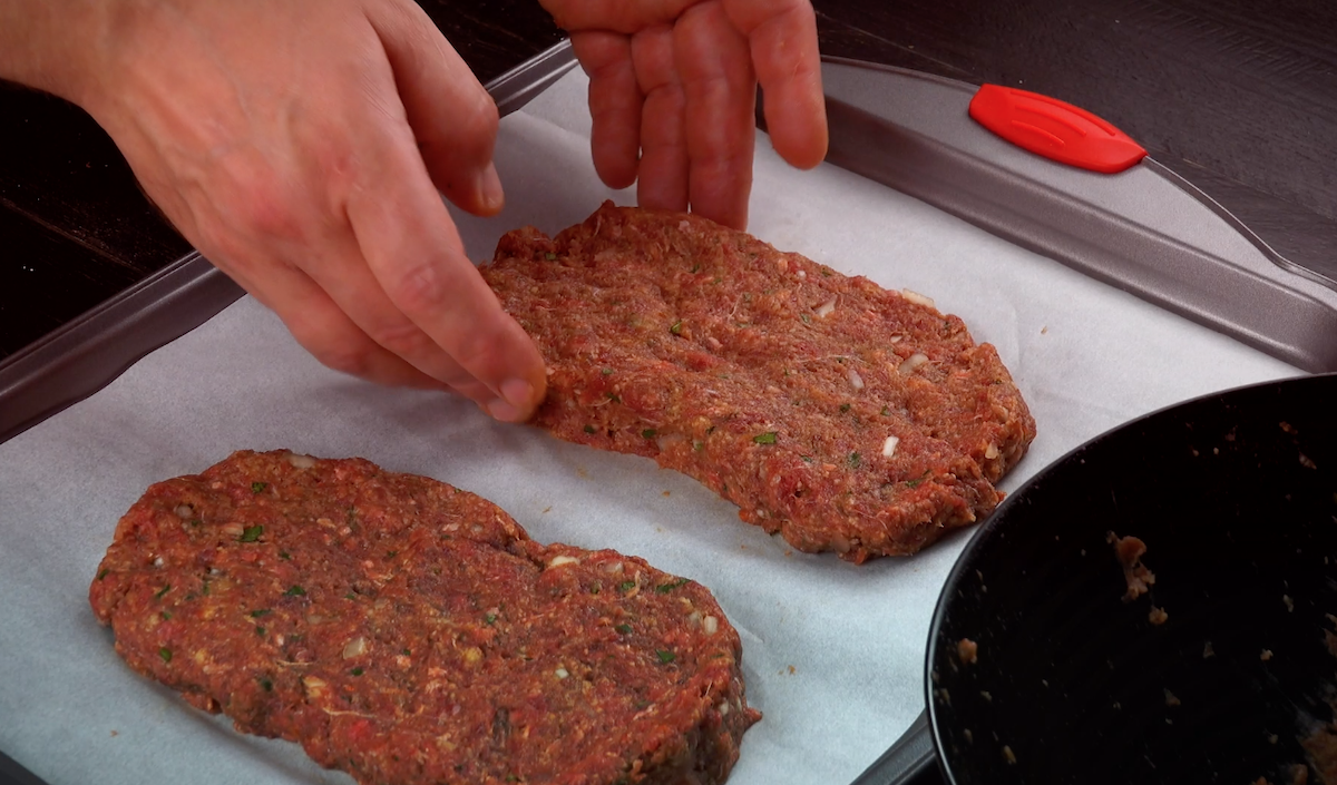 Aus Hackfleisch werden zwei ovale Formen geformt