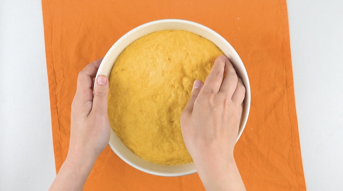 Teig für Kübis-Brötchen wird aus Schüssel geholt