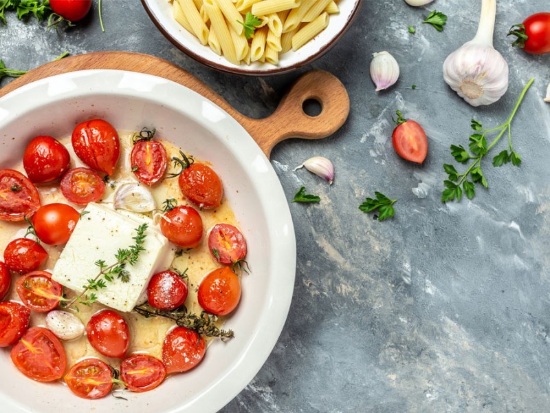 Eine Auflaufform mit Feta-Pasta.