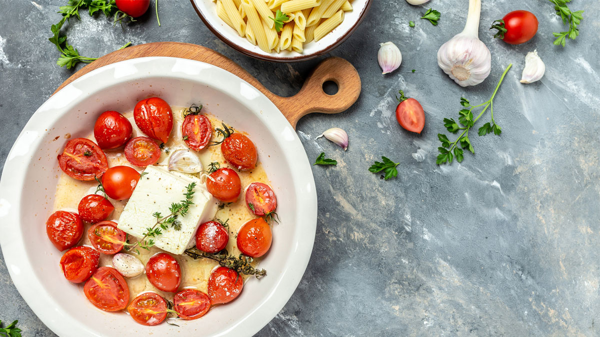 Eine Auflaufform mit Feta-Pasta.