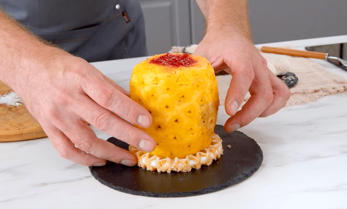 Gebackene und geschÃ¤lte Ananas wurde mit Himbeeren gefÃ¼llt und nun auf eine Waffel platziert