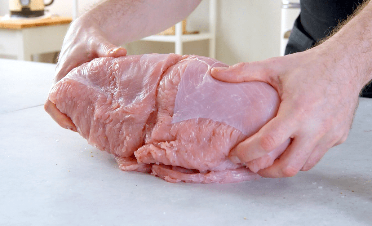 In kochschinken eingewickelter Cheddar wird in einer aufgeschnittenen Putenbrust eingewickelt