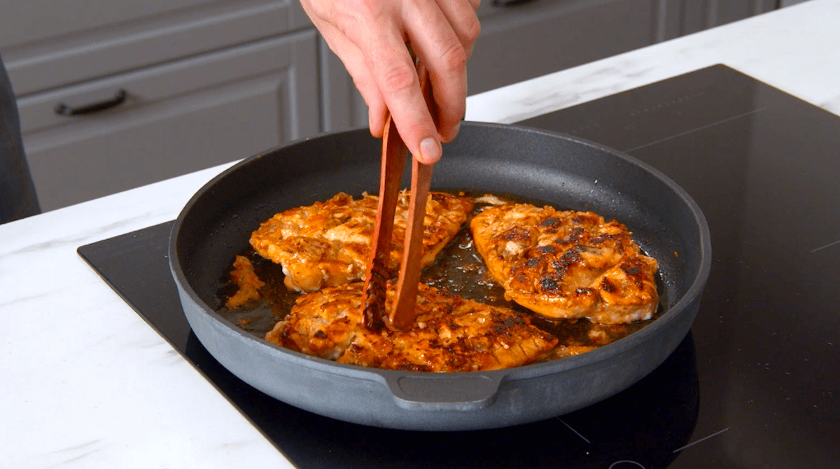 HÃ¤hnchenbrÃ¼ste werden in einer Pfanne angebraten