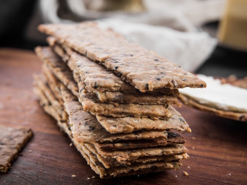 Ein Stapel Low-Carb-Knäckebrote.