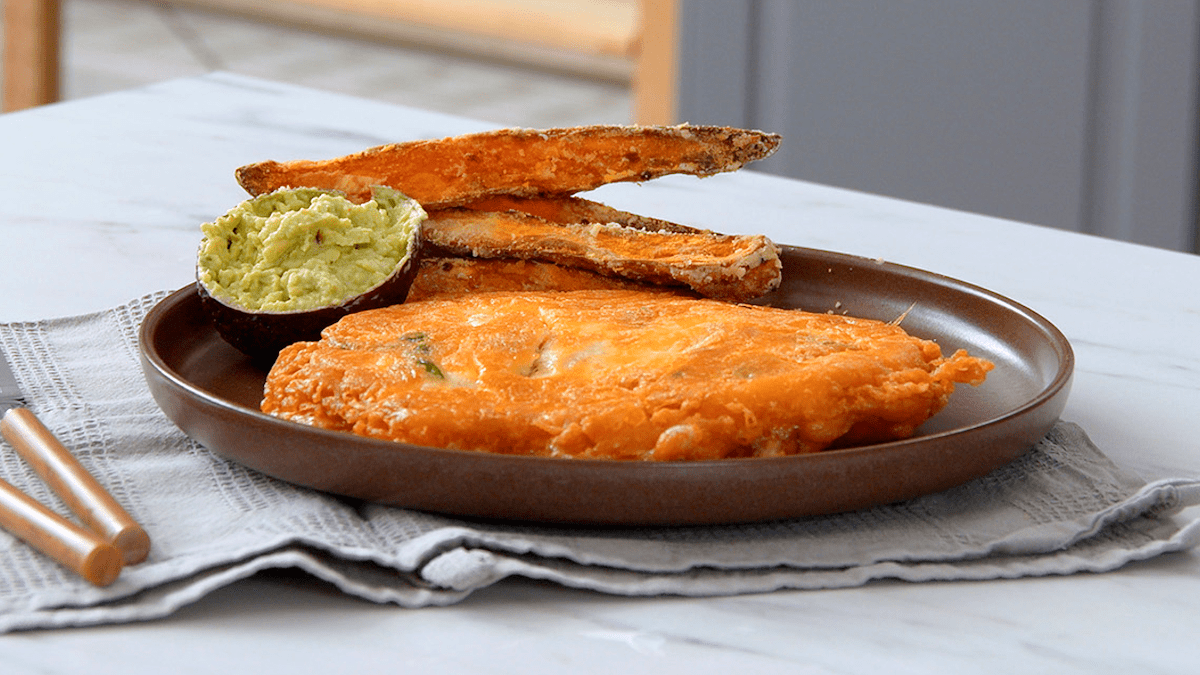 Parmesan-HÃ¤hnchen mit SÃ¼ÃŸkartoffel-Spalten und Avocado