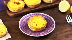 Portugiesisches Puddingtörtchen Pastel de Nata auf einem Teller