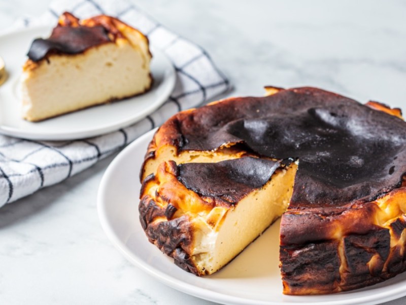 Baskischer Käsekuchen auf einem Tisch