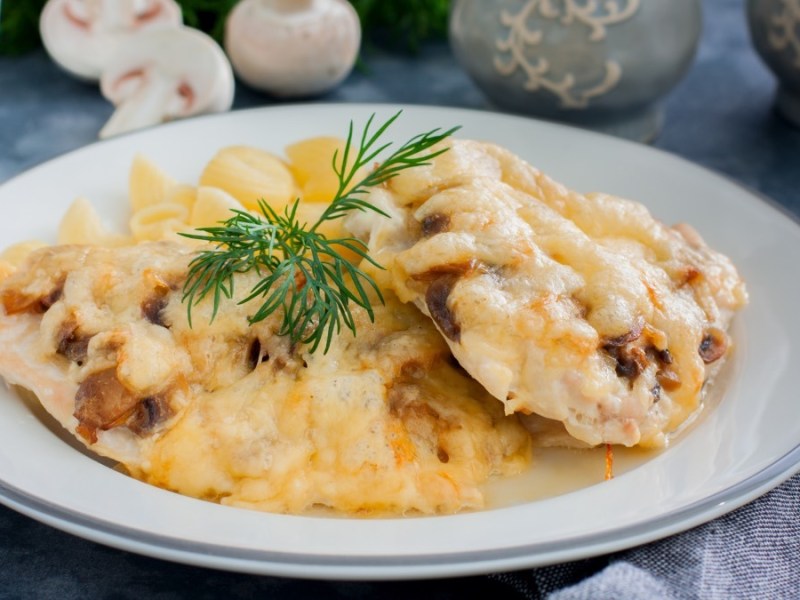 Eine Portion Schnitzelauflauf auf einem Teller.