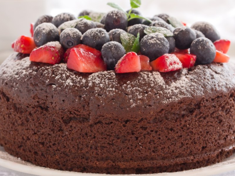 Schokokuchen mit Beeren auf einem Tisch