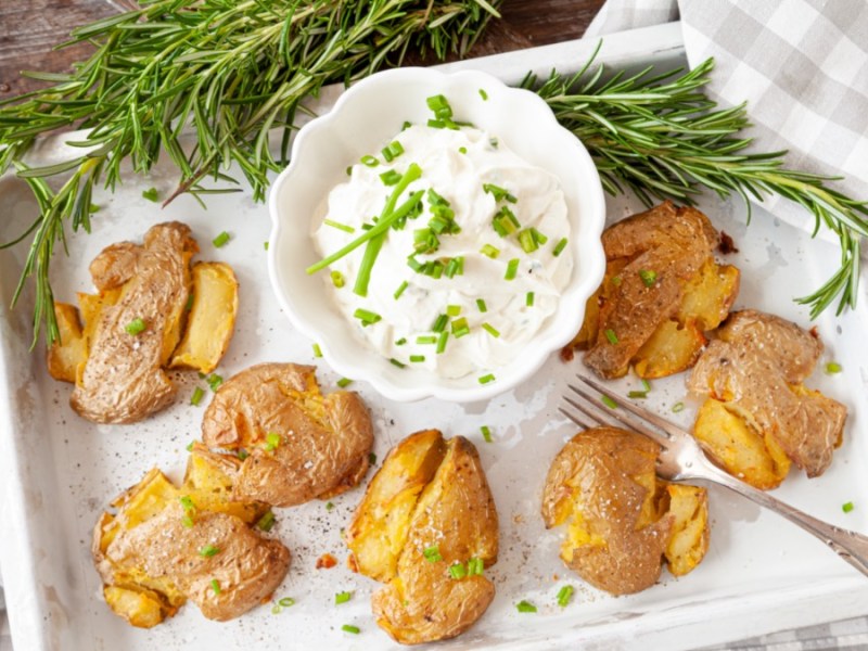 Smashed Potatoes mit Dip in Schale, Draufsicht