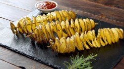 Kartoffelgerichte aus aller Welt: Tornado-Kartoffeln liegen auf einer Tafel.