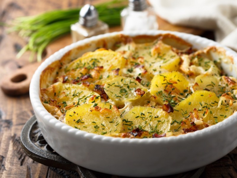 Auflauf Gratin Unterschied: eine Auflaufform mit Kartoffeln und Käse