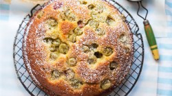 Versunkener Stachelbeerkuchen auf Kuchenrost