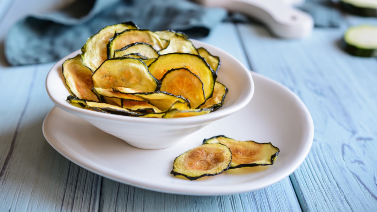 Zucchini-Chips in einer Schüssel.