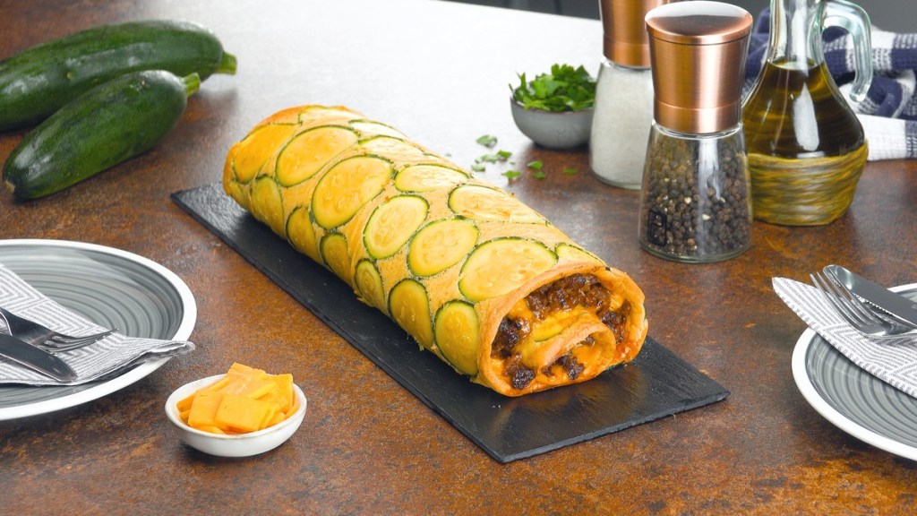 Zucchini-Hackfleisch-Rolle mit Cheddar aus dem Ofen