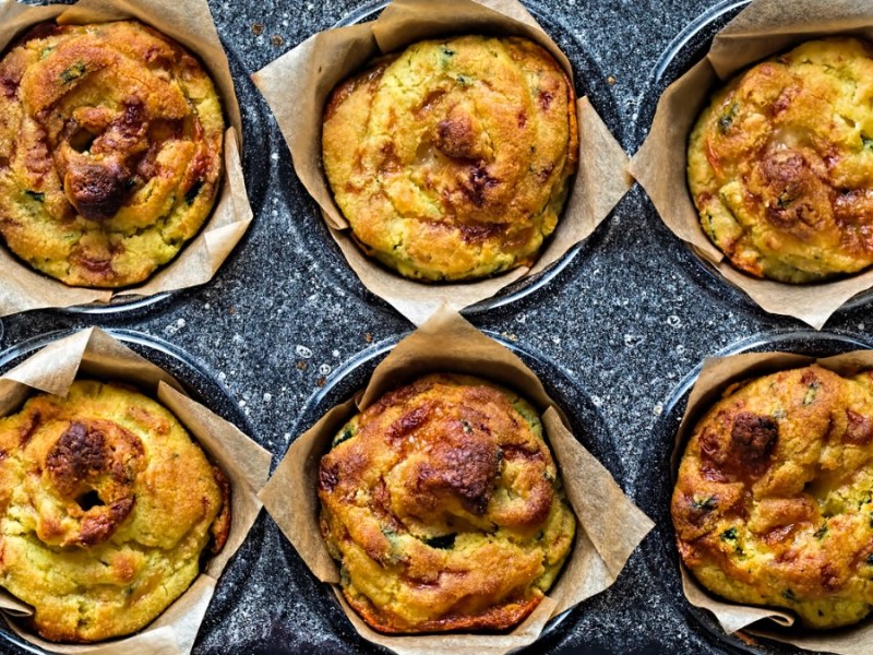 Herzhafte Zwiebelkuchen -Muffins in der Draufsicht.