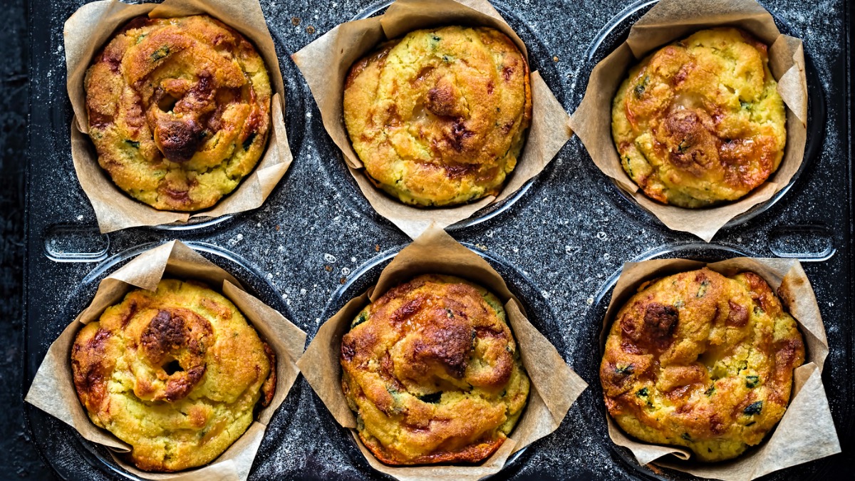 Herzhafte Zwiebelkuchen -Muffins in der Draufsicht.