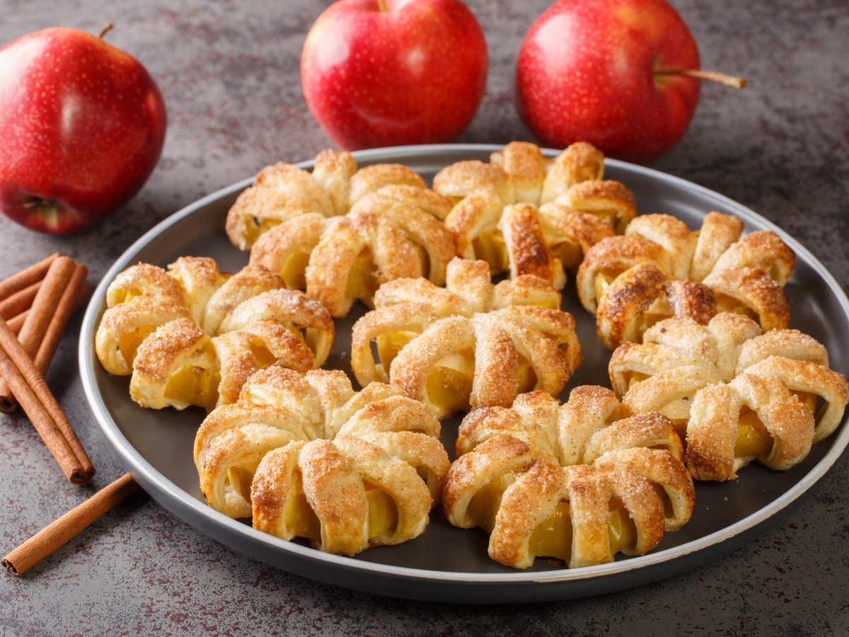 Für diese einfachen Apfel-Blätterteig-Donuts brauchst du nur 6 Zutaten