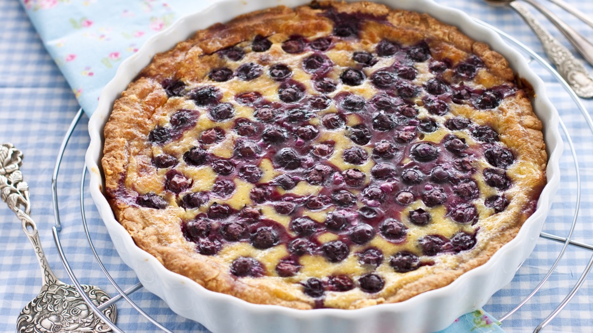 Eine Blaubeertarte in der Form auf einem Kuchengitter