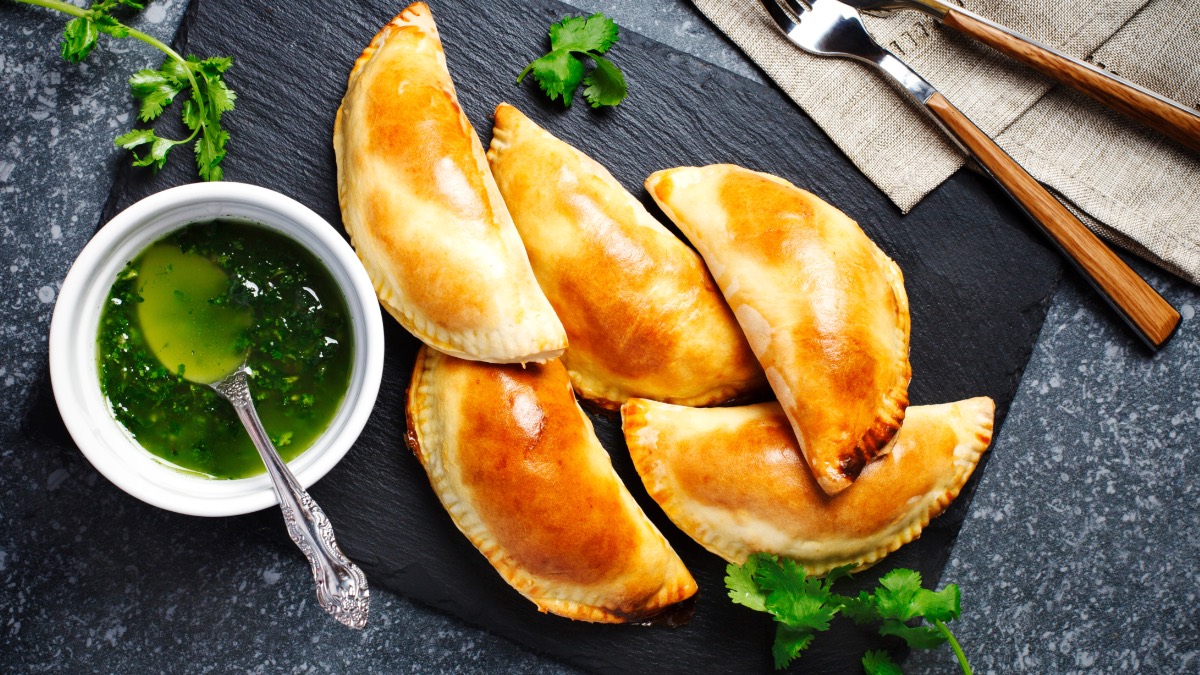 5 Empanadas auf Schieferplatte mit Chimichurri