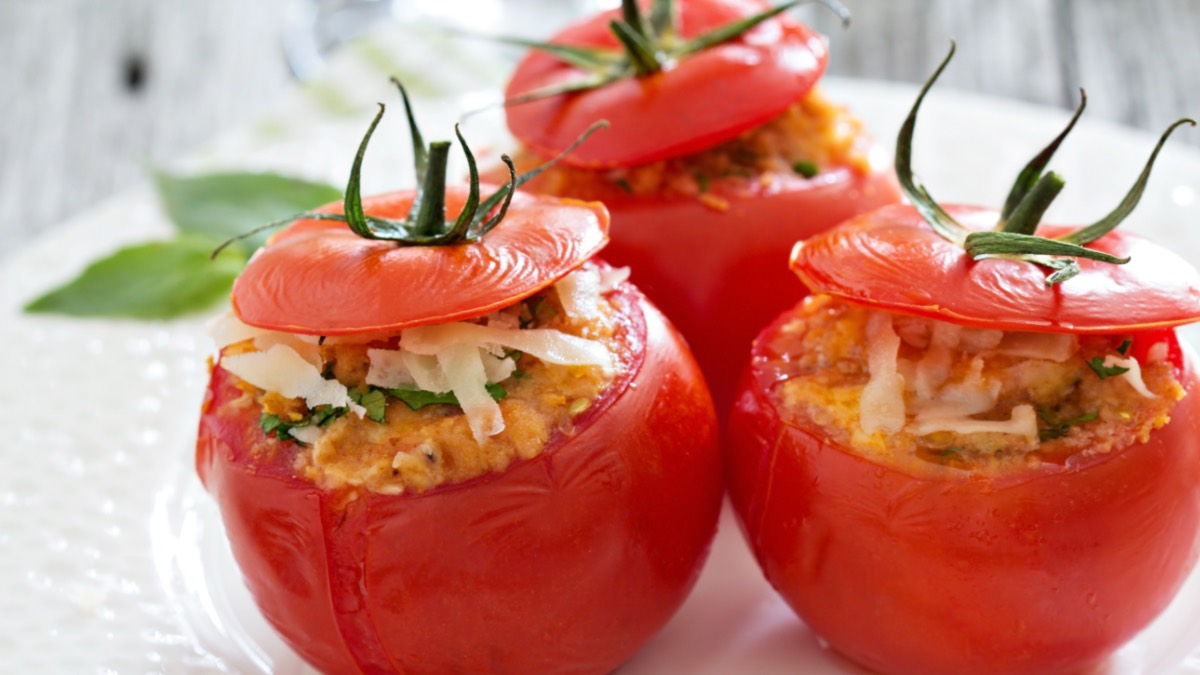 GefÃ¼llte Grilltomaten mit Toastbrot, Mozzarella und Basilikum