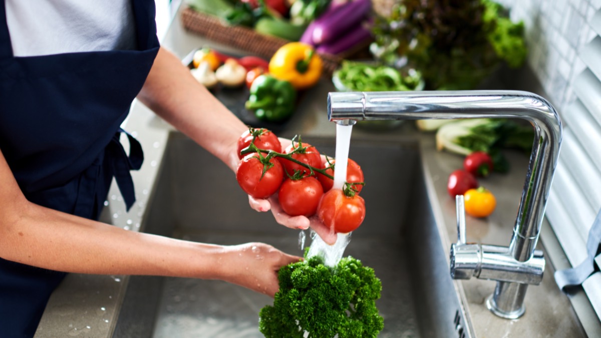 Tomaten und Brokkoli werden unter Wasserhahn abgespÃ¼lt