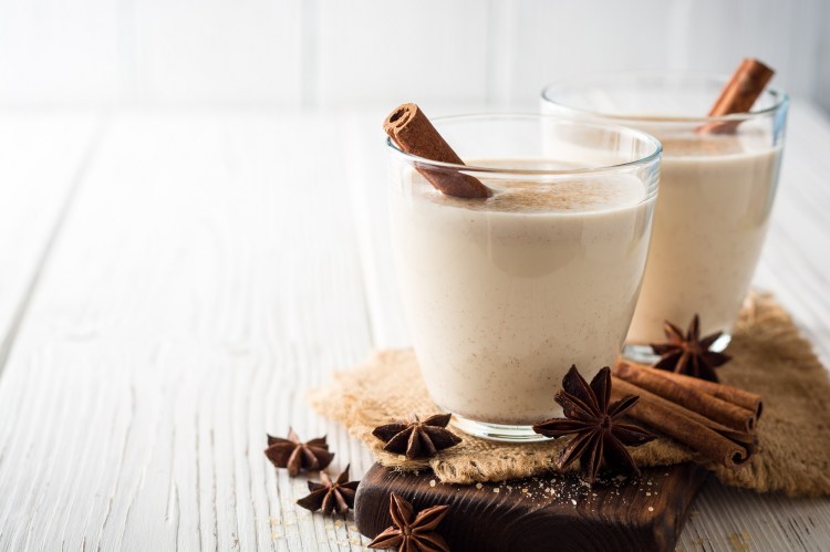 2 Gläser Glühwein mit Portwein und Sahne, garniert mit einer Zimtstange, daneben Zimtstangen und Anissterne.