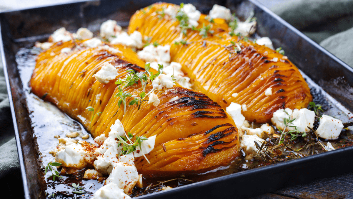 Hasselback-KÃ¼rbis mit SchafskÃ¤se und Thymianzweigen auf Backblech