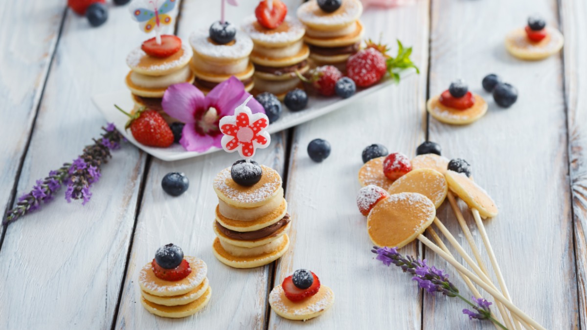 Minipancakes am SpieÃŸ mit FrÃ¼chten