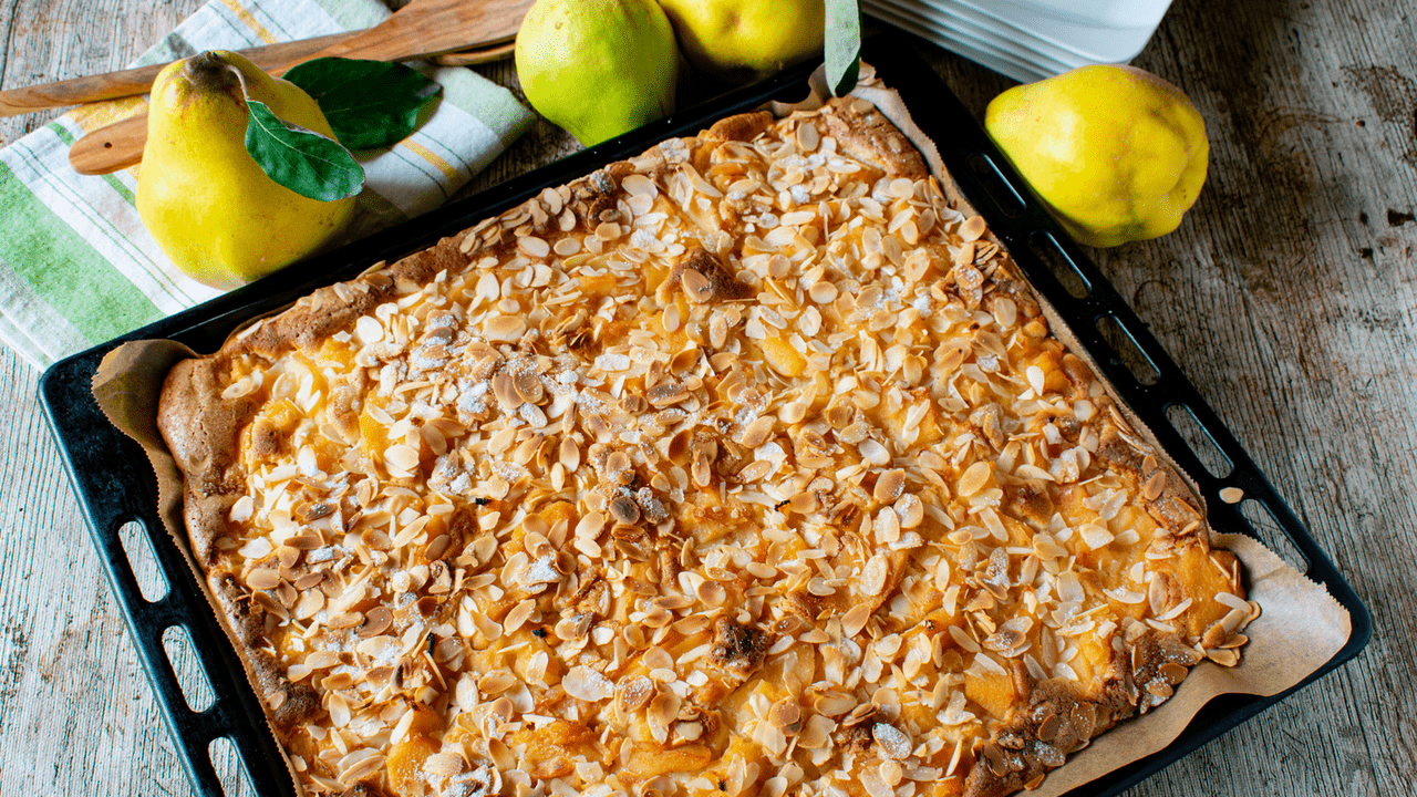 Gedeckter Quittenkuchen auf einem Kuchenblech