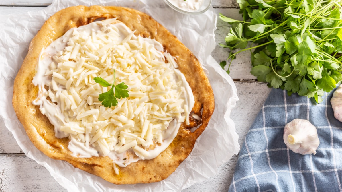 Ungarische Langos mit Knoblauchcreme und KÃ¤se