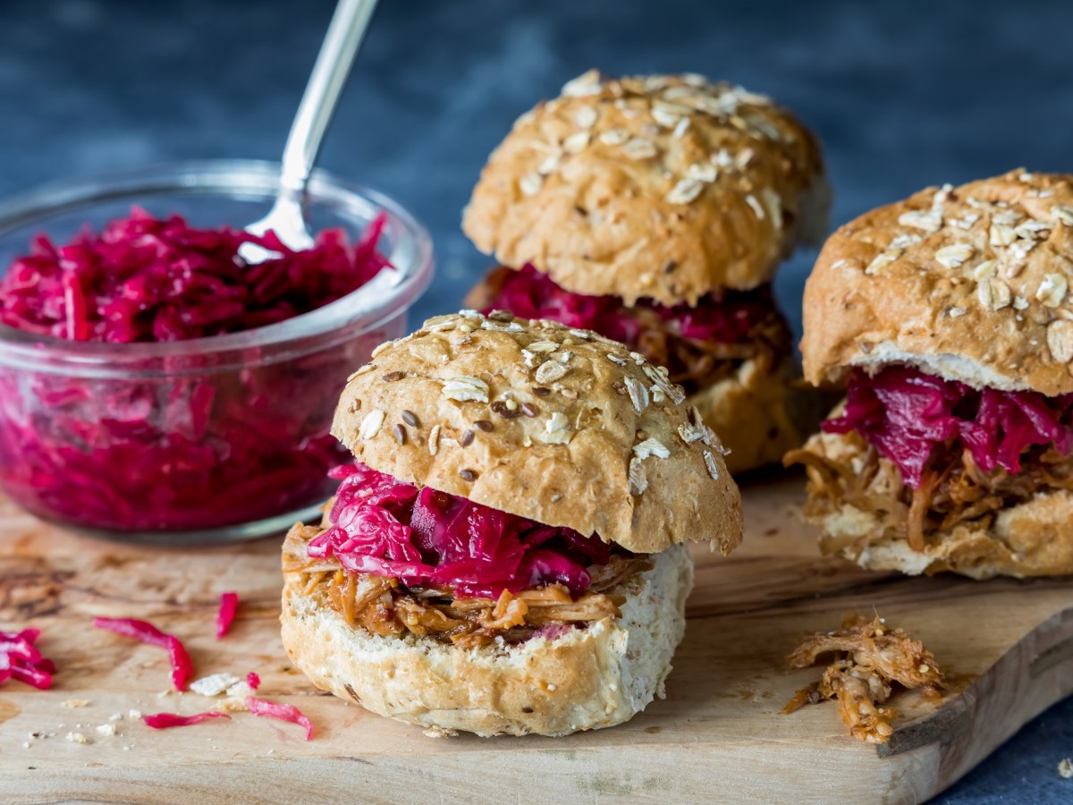 Verwandele Reste vom Weihnachtsessen in kleine Rotkohl-Gänse-Burger