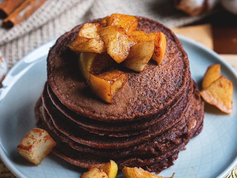 ein Stapel Lebkuchen-Pancakes mit Bratapfel-Kompott auf einem blauen Teller.