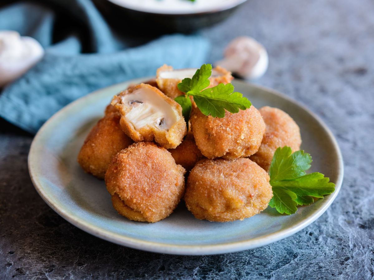 Perfektes Fingerfood für deine Party: panierte Parmesan-Champignons