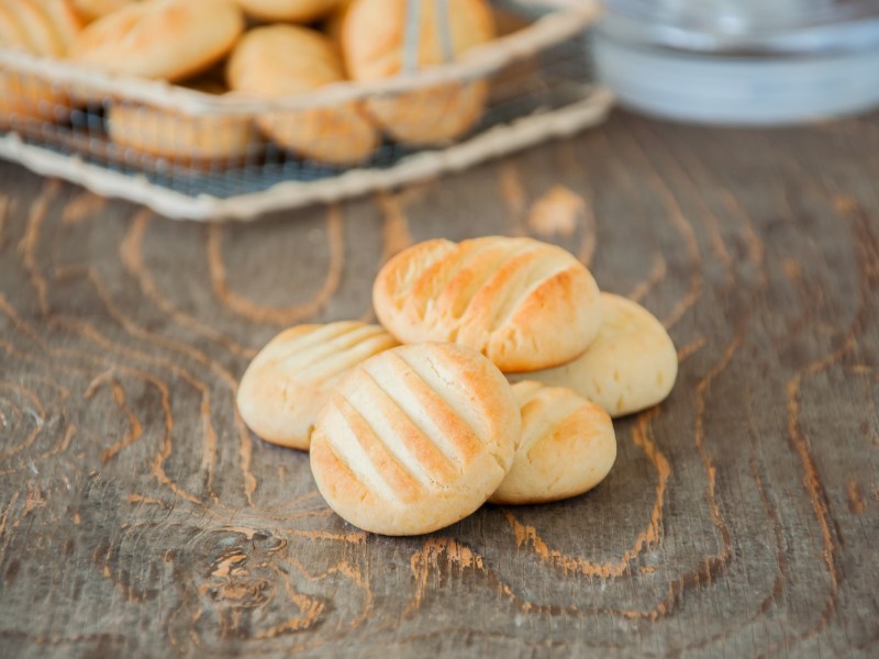 ein paar Puddingplätzchen auf einem Haufen.