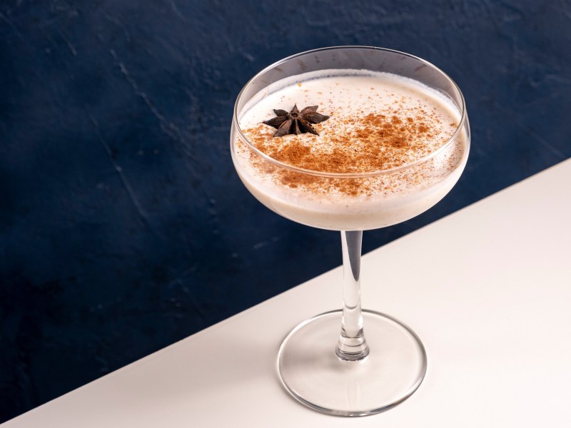 Tiramisu Espresso Martini im Martiniglas, dekoriert mit Kakaopulver und einem Anisstern.