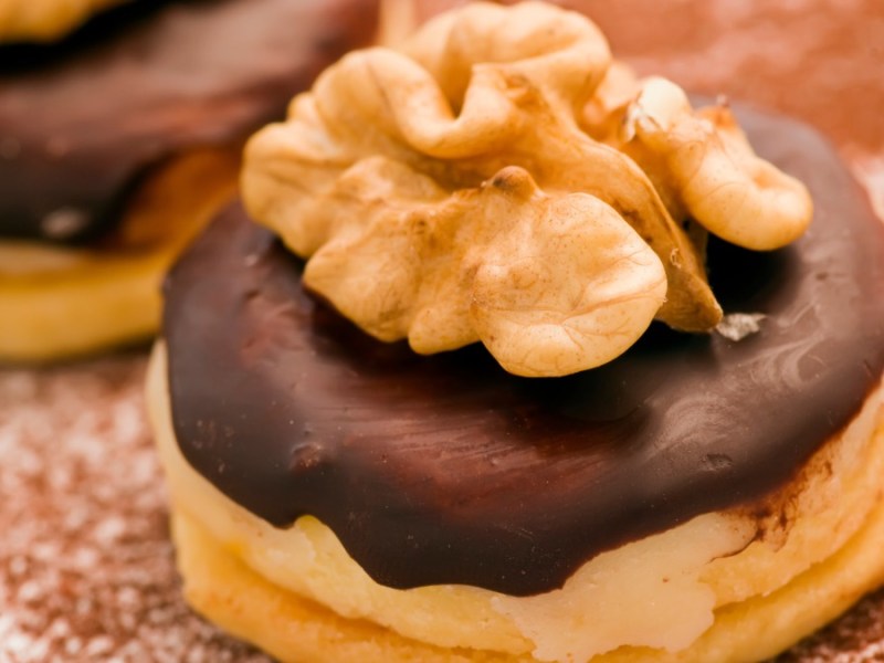 Ein Walnuss-Marzipan-Plätzchen mit Kuvertüre.