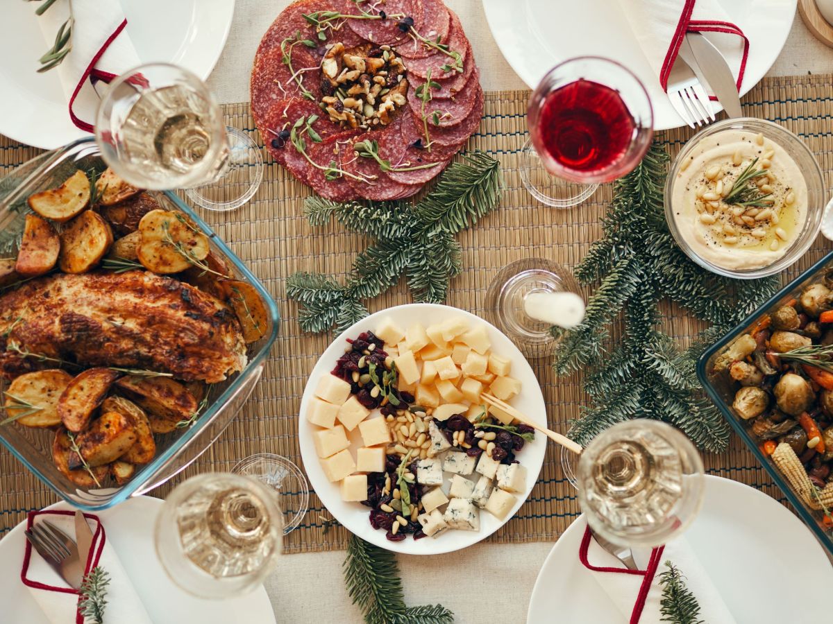 Festlich gedeckte Tafel mit viel Essen.