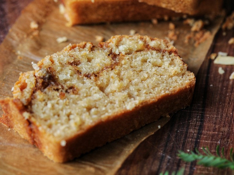 Eine Scheibe Zimt-Brot auf einem Brett.