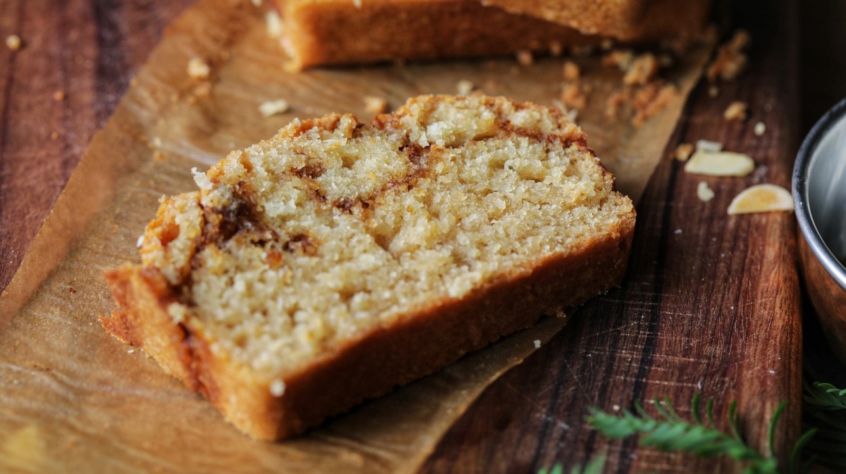 Eine Scheibe Zimt-Brot auf einem Brett.